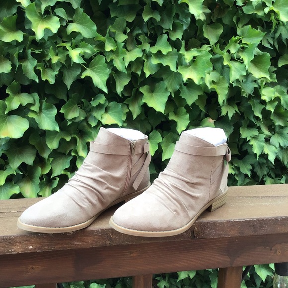 New Sugar Riggle Back Bow Bootie - Picture 2 of 6